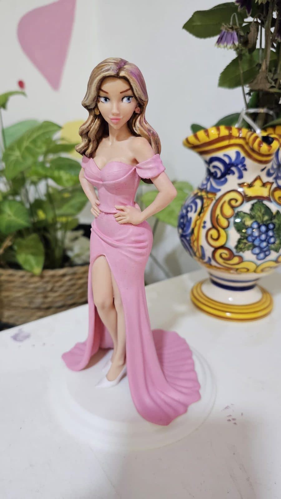 Figurica devojke u roze haljini